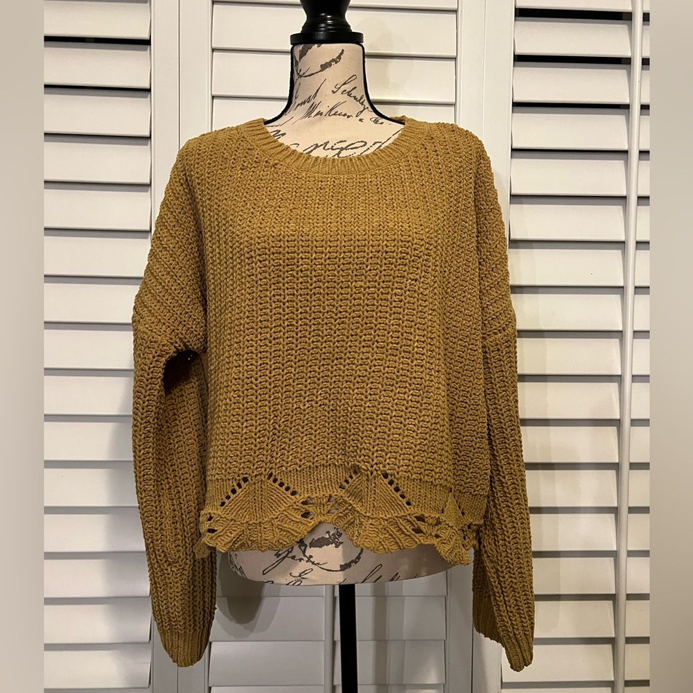 Hem and Thread drop shoulder knit sweater. Size L